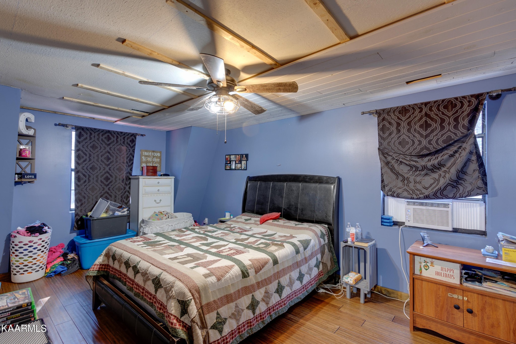 905 Williamsburg Road Winfield, TN 37892 - Photo 16 of 35 a bedroom with a bed and a chandelier