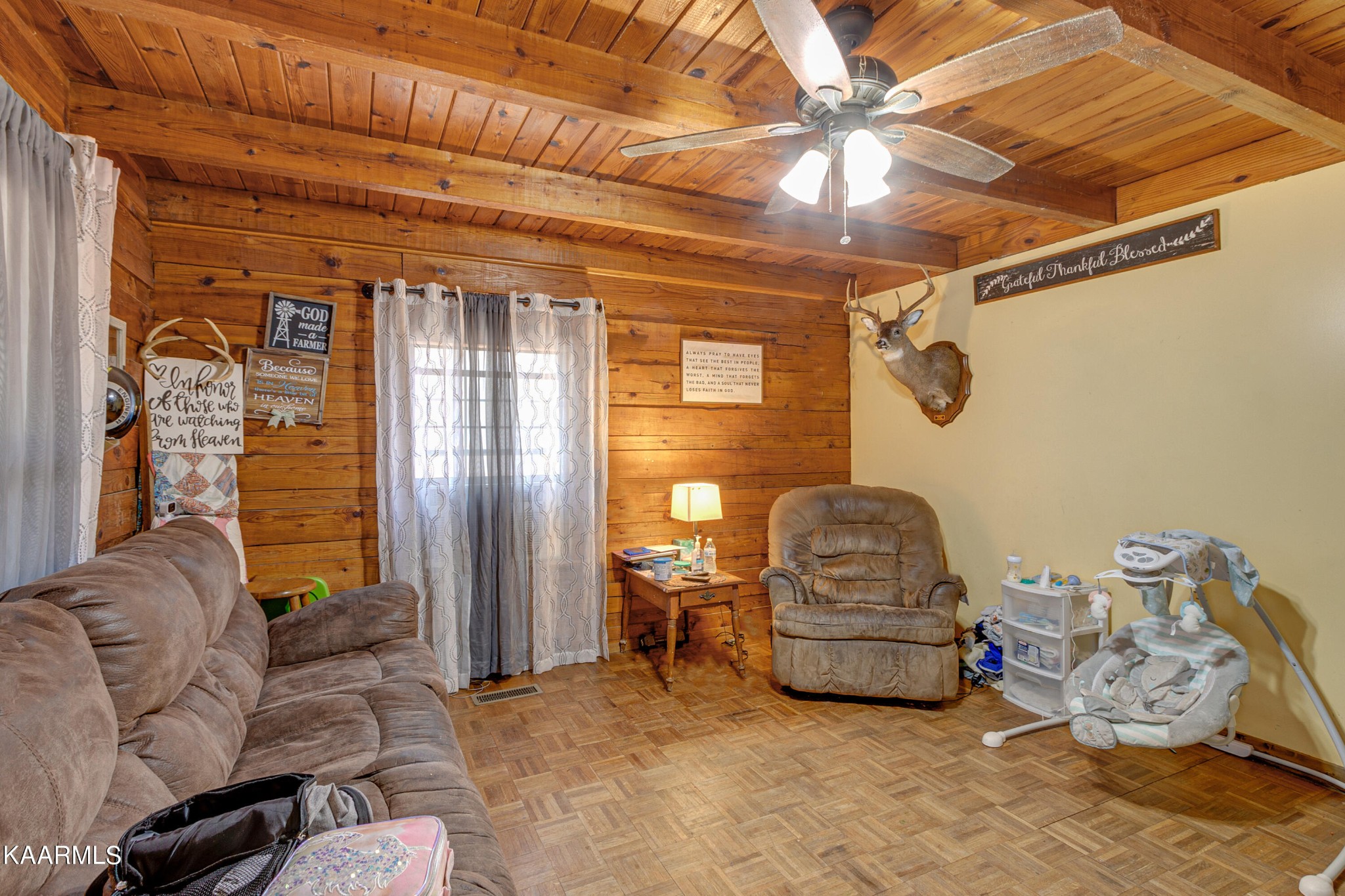 905 Williamsburg Road Winfield, TN 37892 - Photo 8 of 35 a living room with furniture