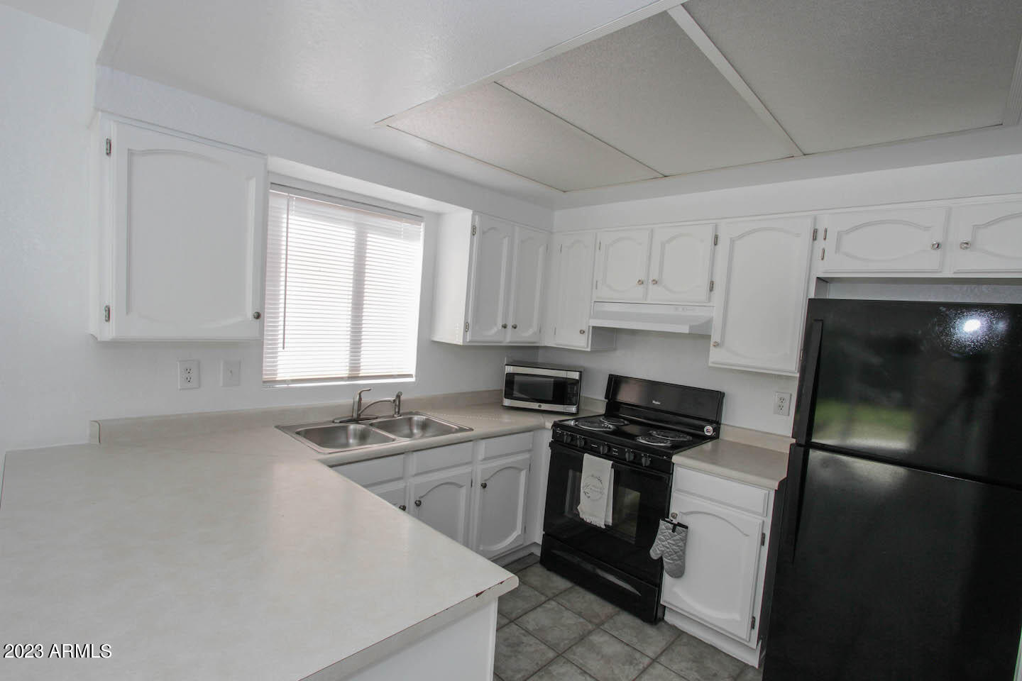 4401 West Tonto Road Glendale, AZ 85308 - Photo 7 of 29 a kitchen with a sink stove and refrigerator