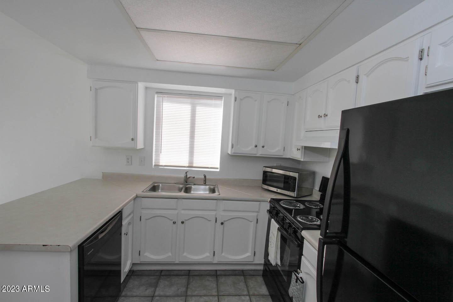 4401 West Tonto Road Glendale, AZ 85308 - Photo 8 of 29 a kitchen with a sink stove and refrigerator