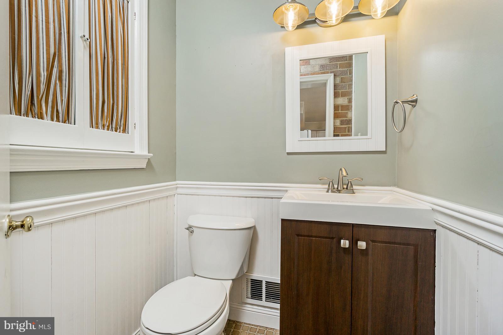 6723 Huntsman Boulevard Springfield, VA 22152 - Photo 8 of 32 a bathroom with a toilet sink and mirror