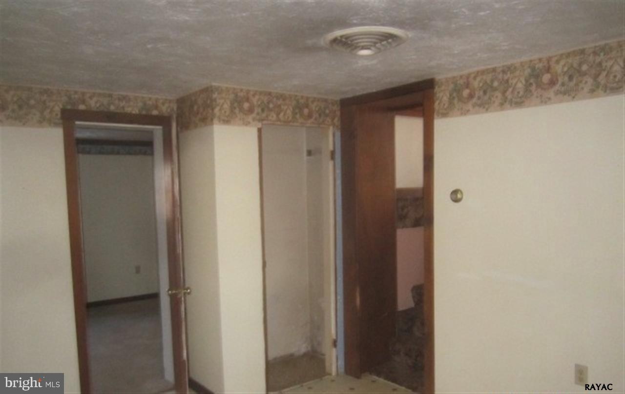 725 East Butter Road York, PA 17406 - Photo 13 of 14