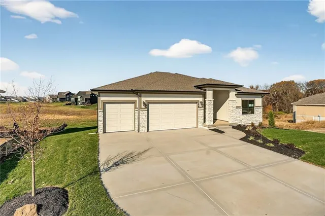 $699,999 | 7620 North Booth Avenue, Kansas City, MO 64138