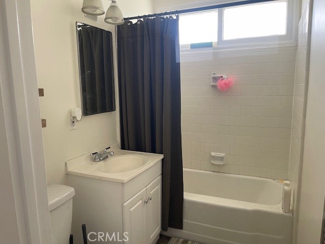 14225 Riverside Drive Sherman Oaks, CA 91423 - Photo 12 of 15 a bathroom with a sink and a tub