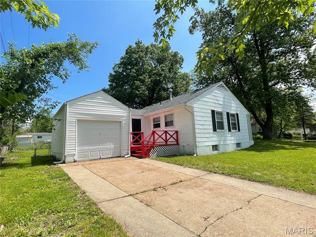 261 Cameron Road St. Louis, MO 63137 - Photo 1 of 16