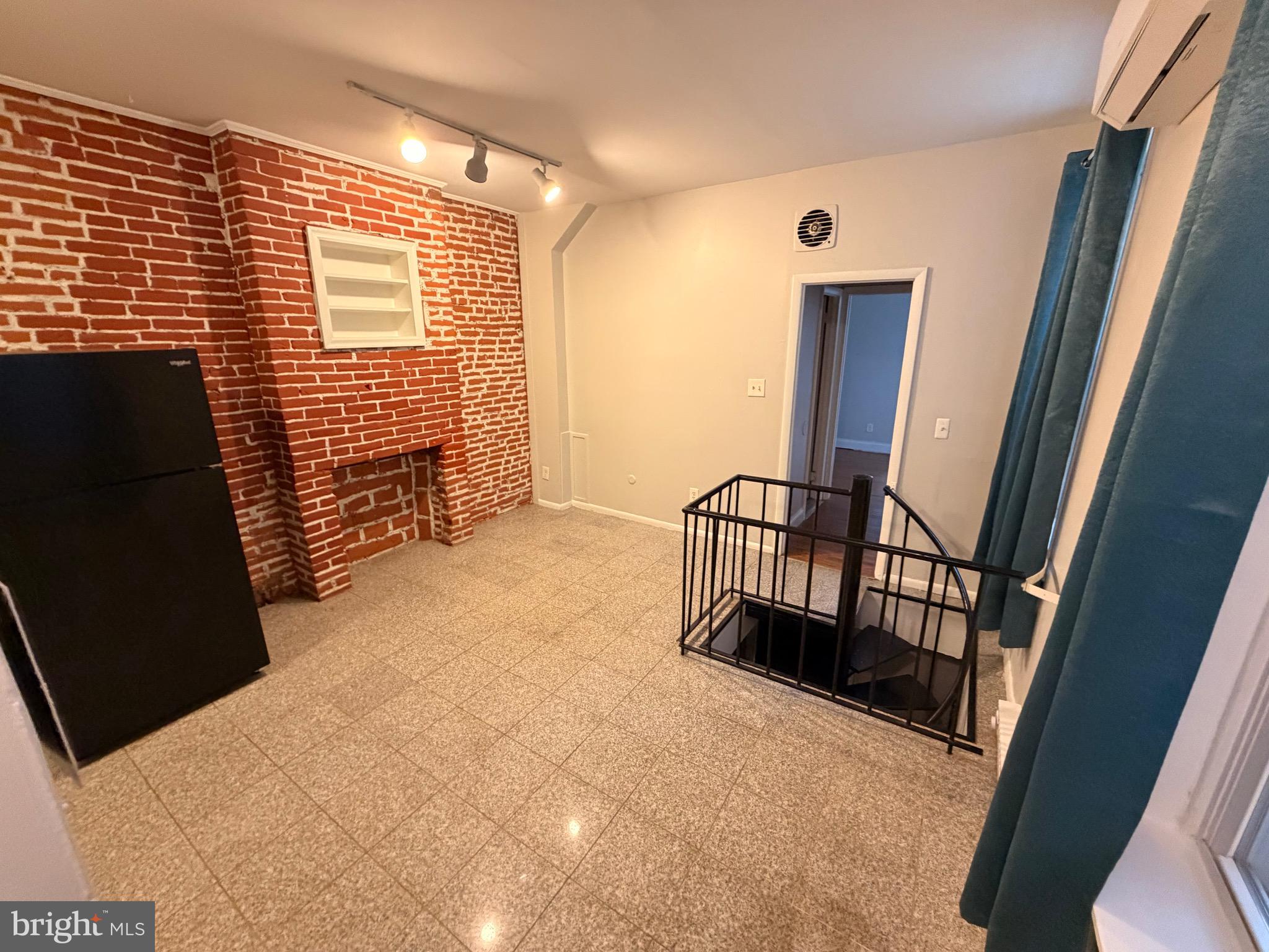414 South 15th Street, Unit 1R Philadelphia, PA 19146 - Photo 14 of 16 a view of entryway with a window