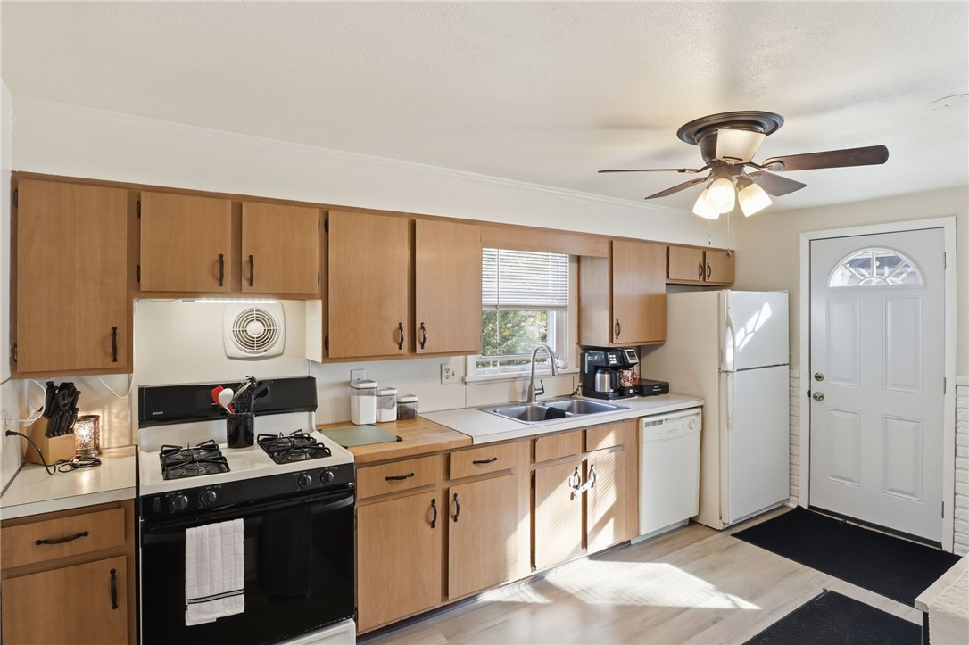 160 Wood Road Greece, NY 14626 - Photo 8 of 34