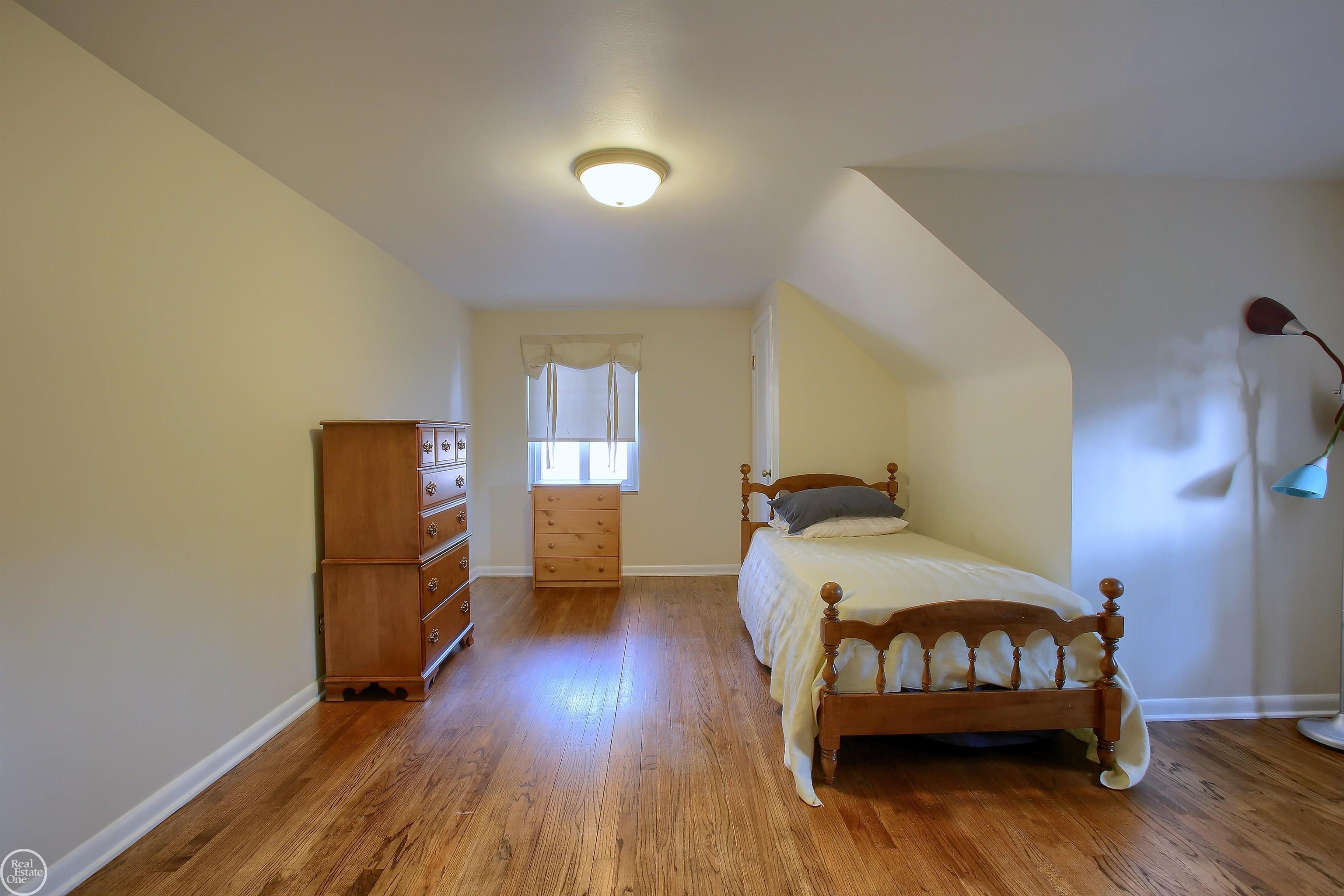 1242 Hawthorne Road Grosse Pointe, MI 48236 - Photo 20 of 32 50101939-19.JPG