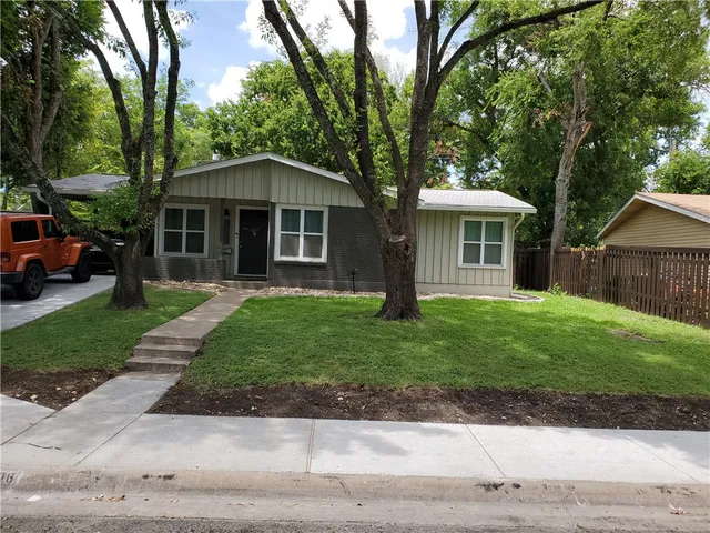 a view of house with outdoor entertaining space