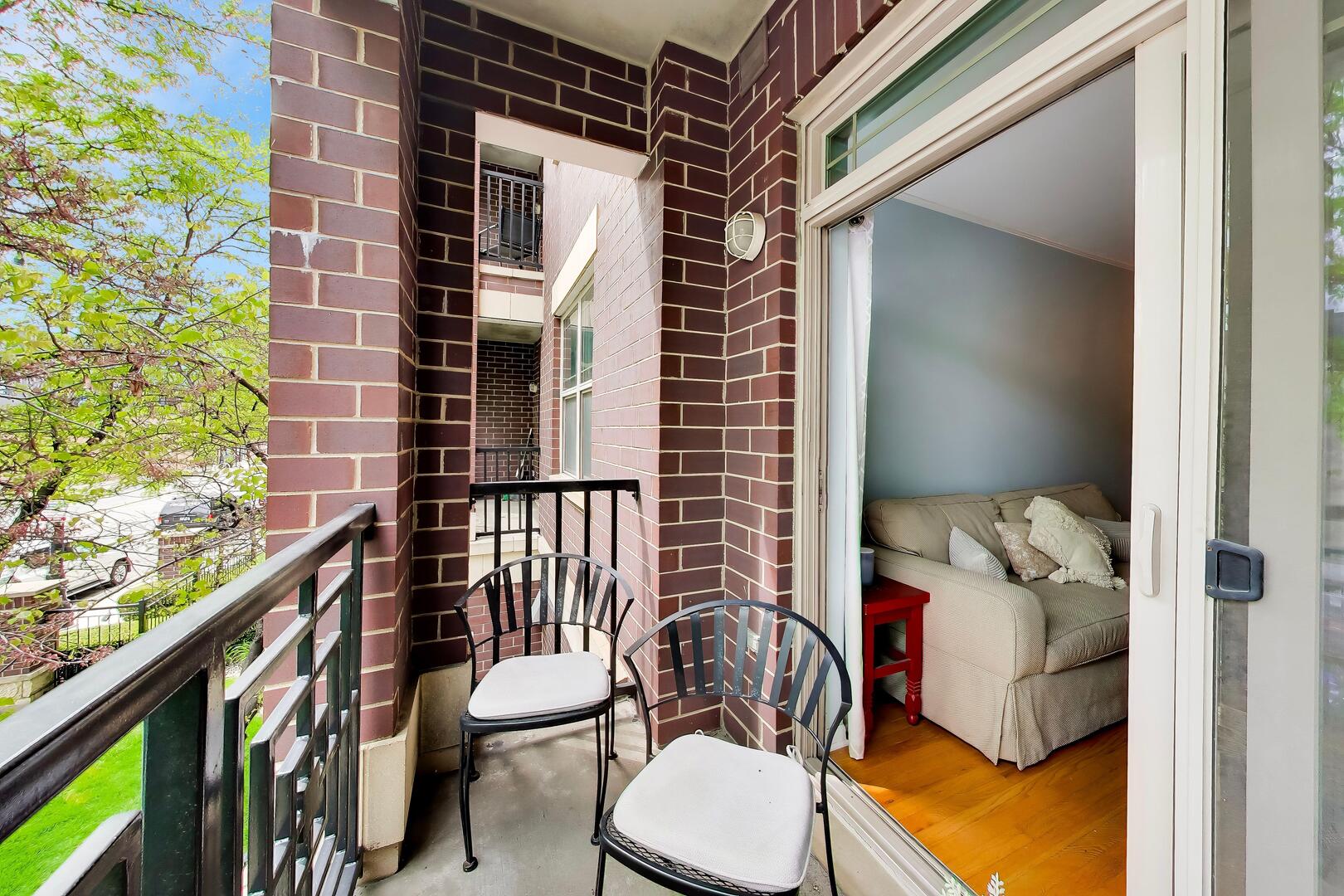 6436 Roosevelt Road, Unit 212 Oak Park, IL 60304 - Photo 12 of 22 a balcony with table and chairs
