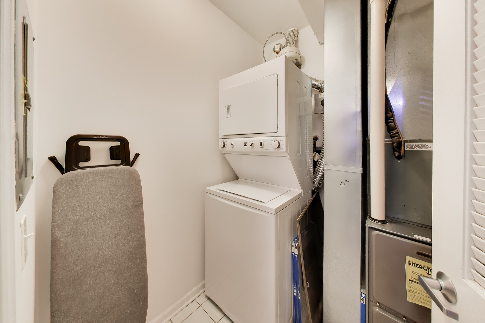 6436 Roosevelt Road, Unit 212 Oak Park, IL 60304 - Photo 16 of 22 a utility room with dryer and washer