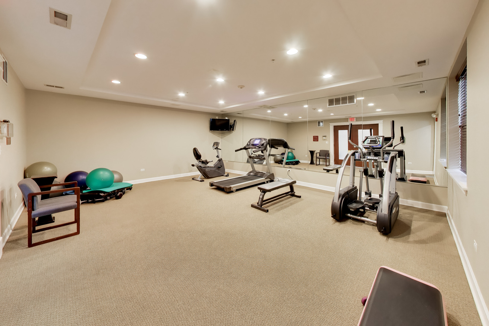 6436 Roosevelt Road, Unit 212 Oak Park, IL 60304 - Photo 22 of 22 a view of a room with gym equipment
