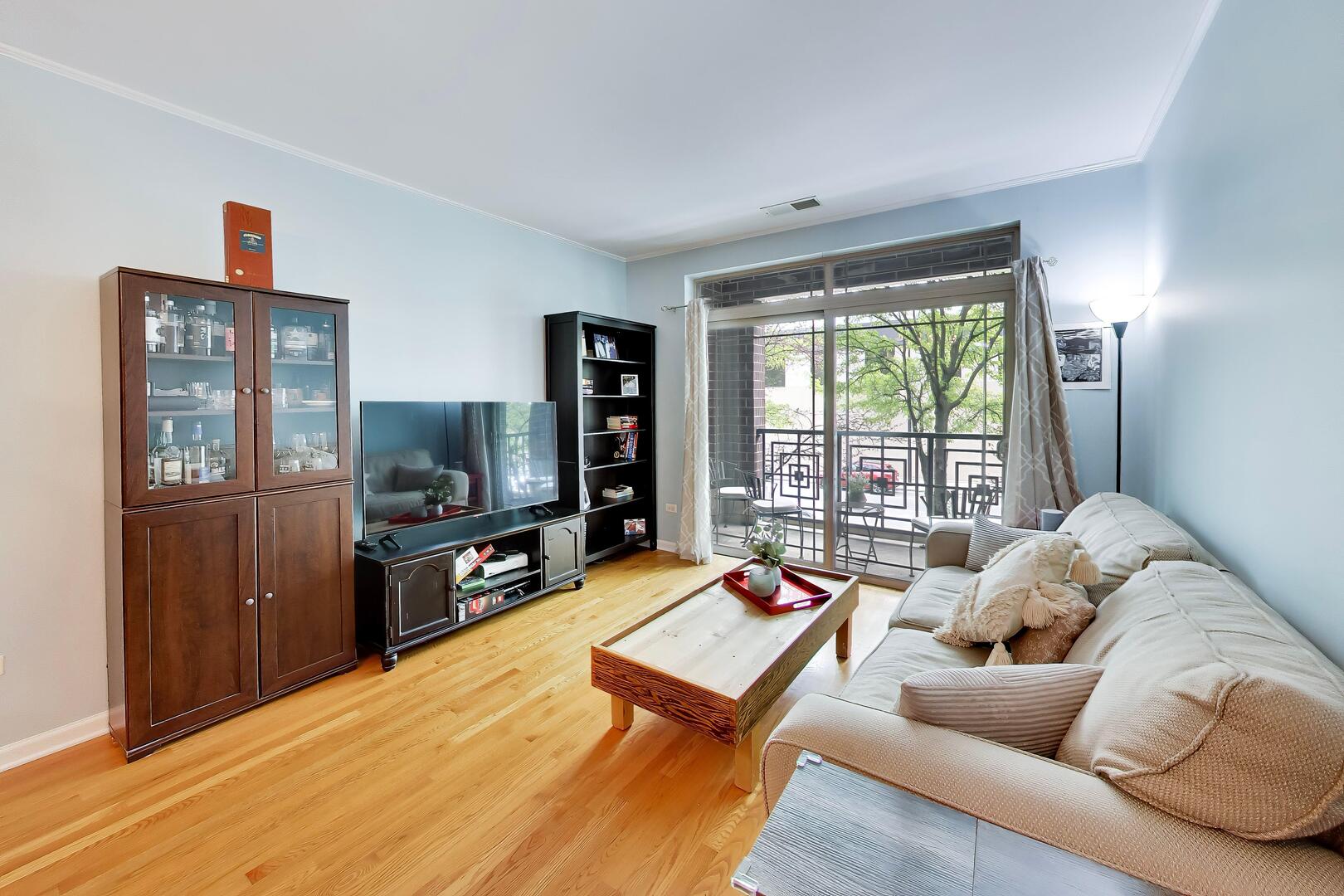 6436 Roosevelt Road, Unit 212 Oak Park, IL 60304 - Photo 8 of 22 a living room with furniture and a flat screen tv