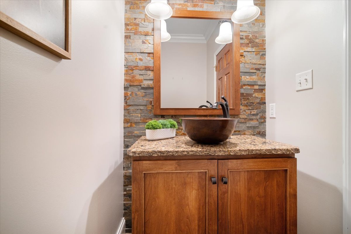 9852 Old Sawmill Road Bloomington, IL 61705 - Photo 17 of 34 Gallery Image 17