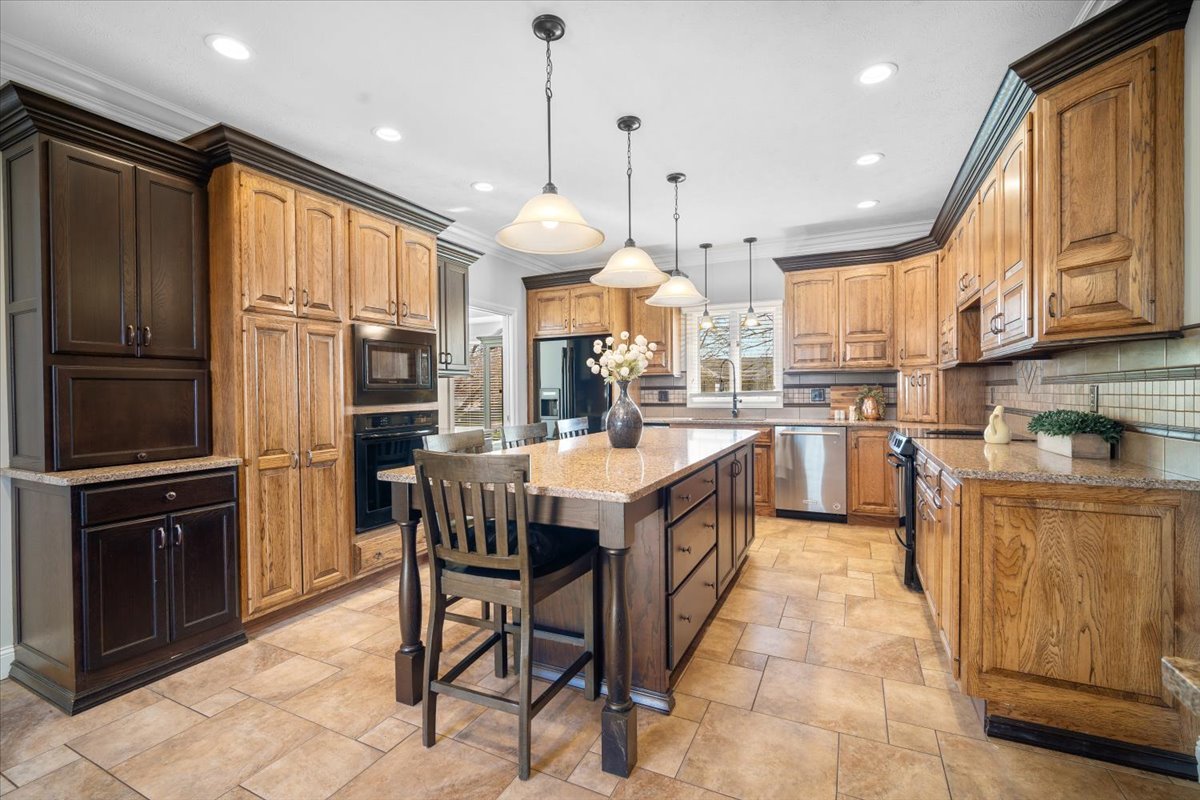 9852 Old Sawmill Road Bloomington, IL 61705 - Photo 6 of 34 Gallery Image 6