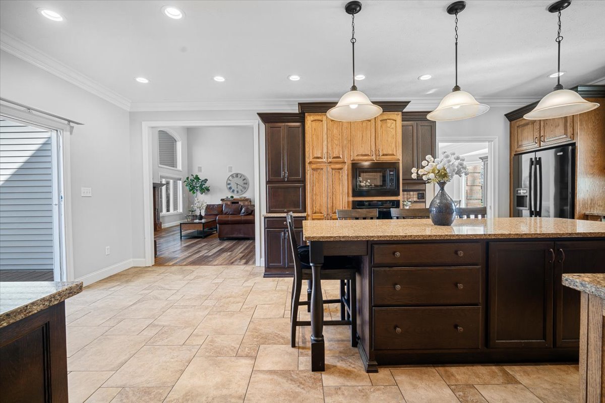 9852 Old Sawmill Road Bloomington, IL 61705 - Photo 7 of 34 Gallery Image 7