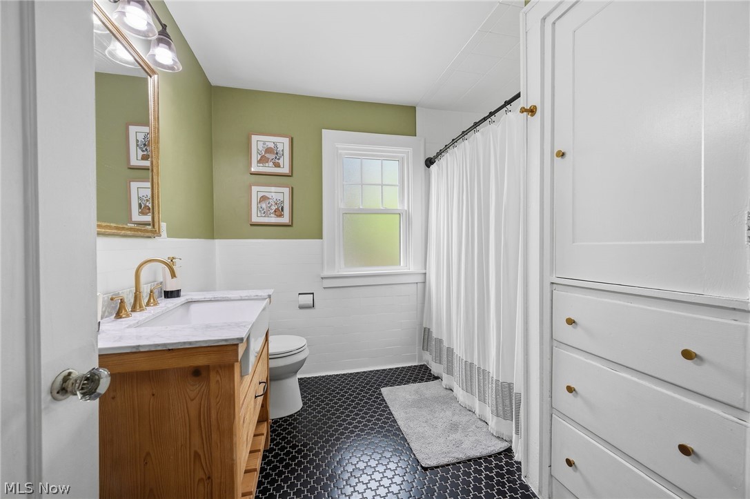 3141 Coleridge Road Cleveland Heights, OH 44118 - Photo 23 of 47 2nd floor bathroom