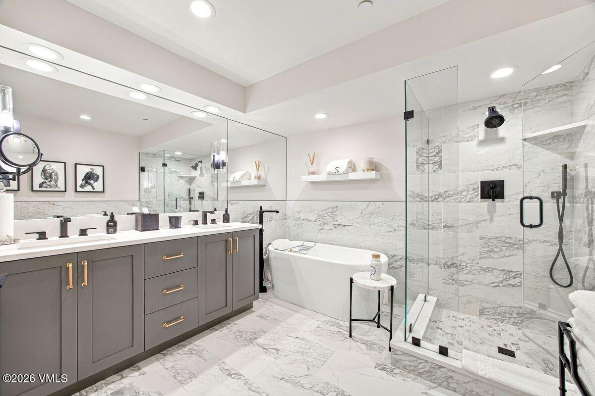 210 Offerson Road, Unit R420 Avon, CO 81620 - Photo 27 of 39 Upper Level Primary 5-Piece Bath