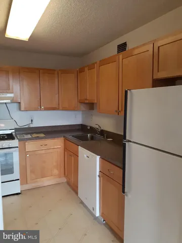 $1,900 | 5225 Pooks Hill Road, Unit 1021N, Bethesda, MD 20814