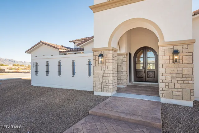 a view of entryway with a front door