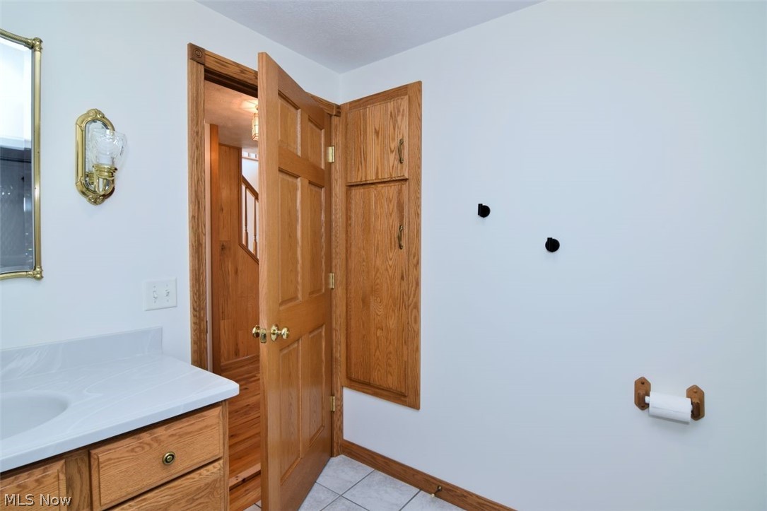 15227 Leroy Road Thompson, OH 44086 - Photo 25 of 50 Linen built ins behind full bathroom door