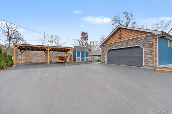 a view of a house with backyard and a garden