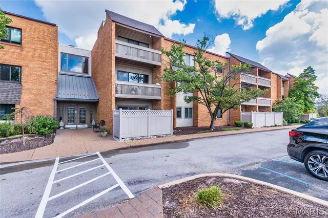 $159,000 | 950 East Rue De La Banque, Unit 317, St. Louis, MO 63141