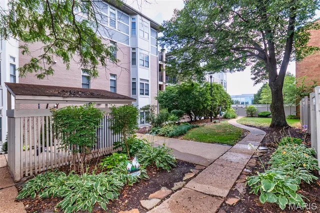 $157,500 | 950 East Rue De La Banque, Unit 317, St. Louis, MO 63141