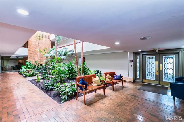 $159,000 | 950 East Rue De La Banque, Unit 317, St. Louis, MO 63141