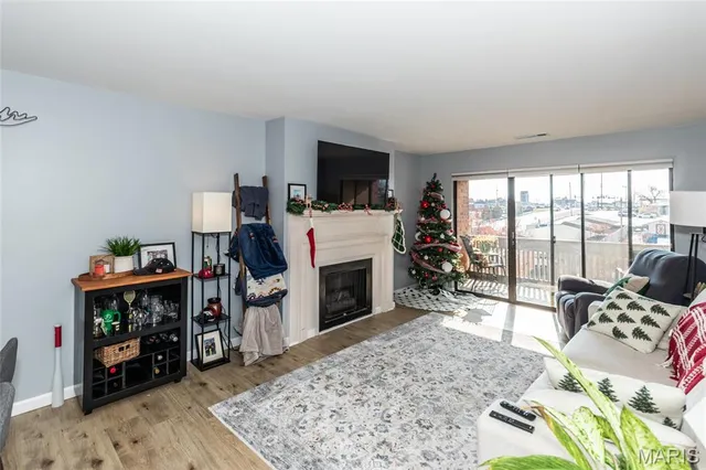 $157,500 | 950 East Rue De La Banque, Unit 317, St. Louis, MO 63141