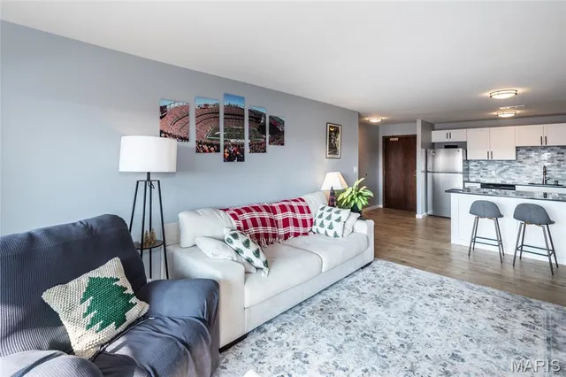 $157,500 | 950 East Rue De La Banque, Unit 317, St. Louis, MO 63141