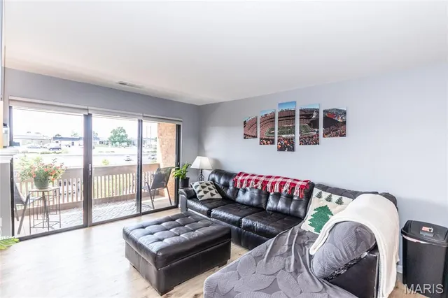 $159,000 | 950 East Rue De La Banque, Unit 317, St. Louis, MO 63141