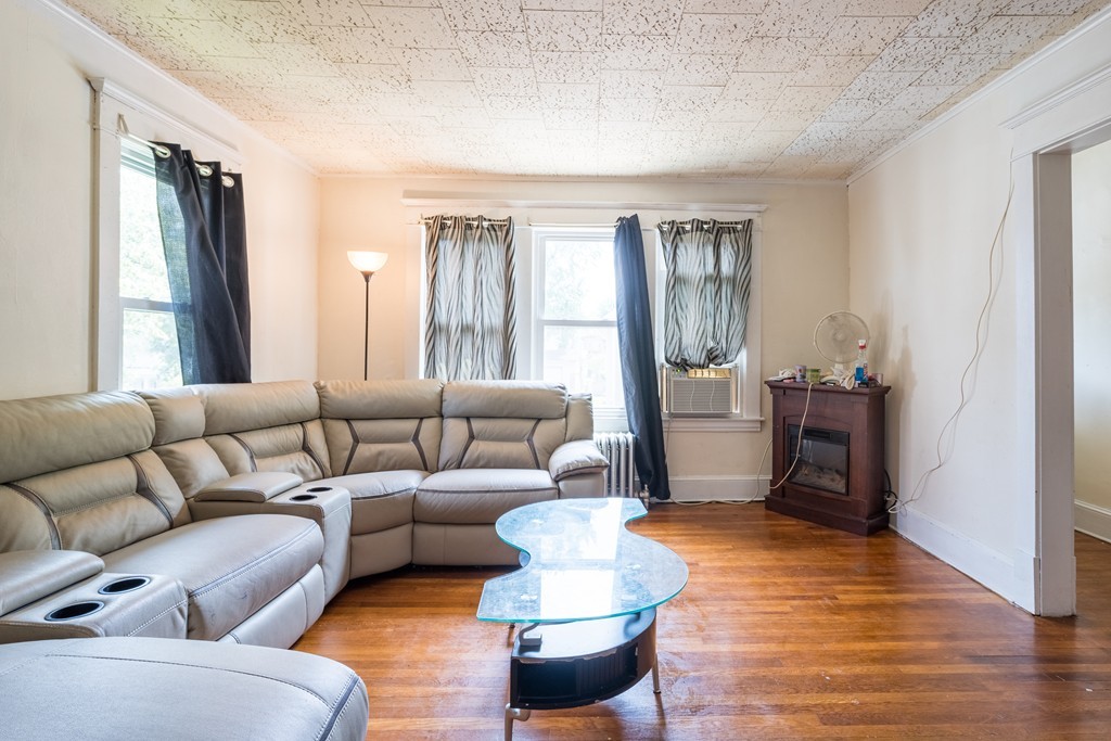 96-98 Johnson Street Springfield, MA 01108 - Photo 26 of 38 a living room with furniture and a window