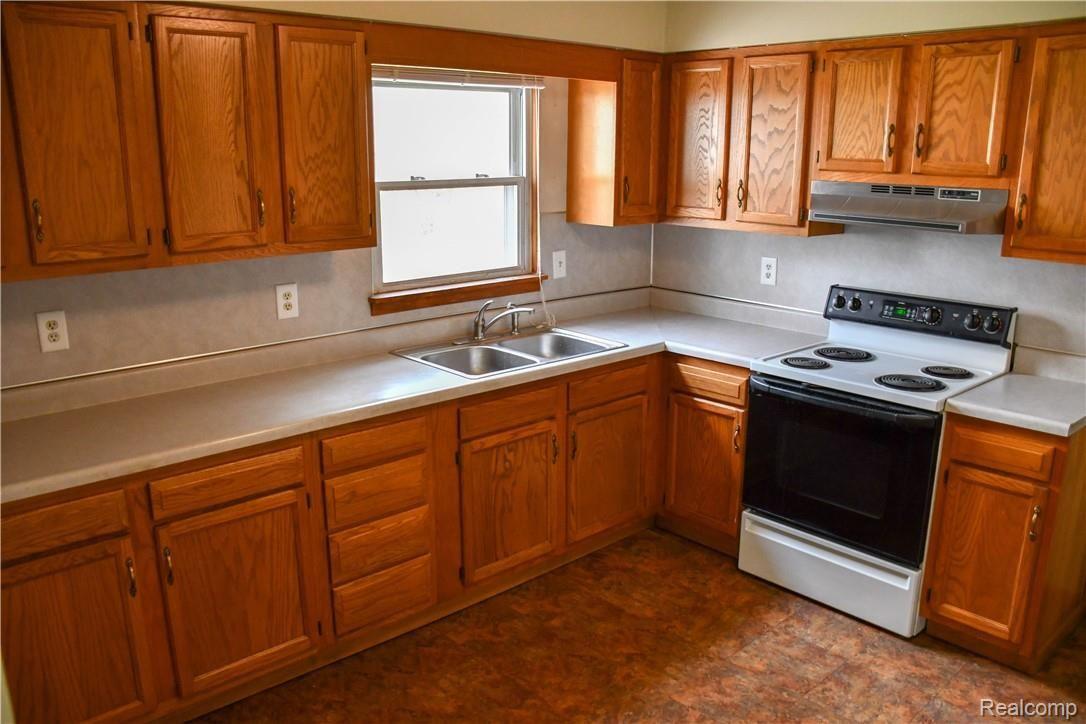 4070 Gleason Road Waterford, MI 48329 - Photo 7 of 15 DSC_4868-11.jpg