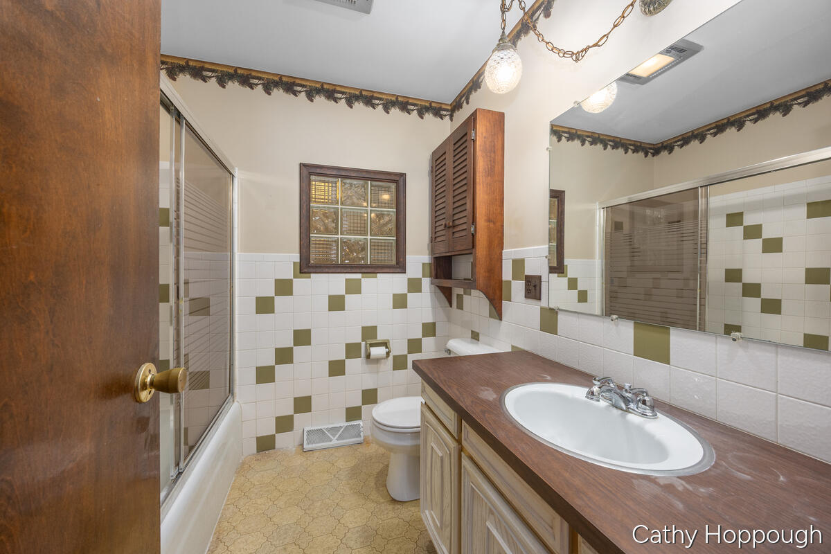 250 Meadowlane Portland, MI 48875 - Photo 18 of 36 250-Meadowlane_018