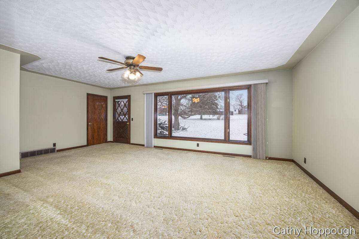 250 Meadowlane Portland, MI 48875 - Photo 4 of 36 250-Meadowlane_004