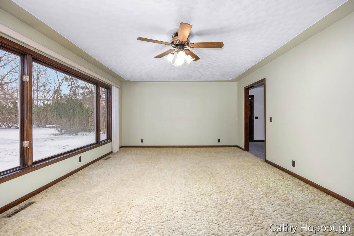 250 Meadowlane Portland, MI 48875 - Photo 5 of 36 250-Meadowlane_005