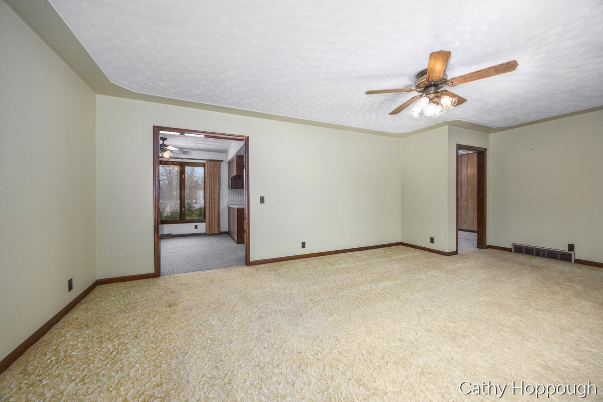 250 Meadowlane Portland, MI 48875 - Photo 6 of 36 250-Meadowlane_006
