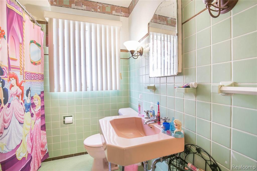 19530 Stratford Road Detroit, MI 48221 - Photo 24 of 39