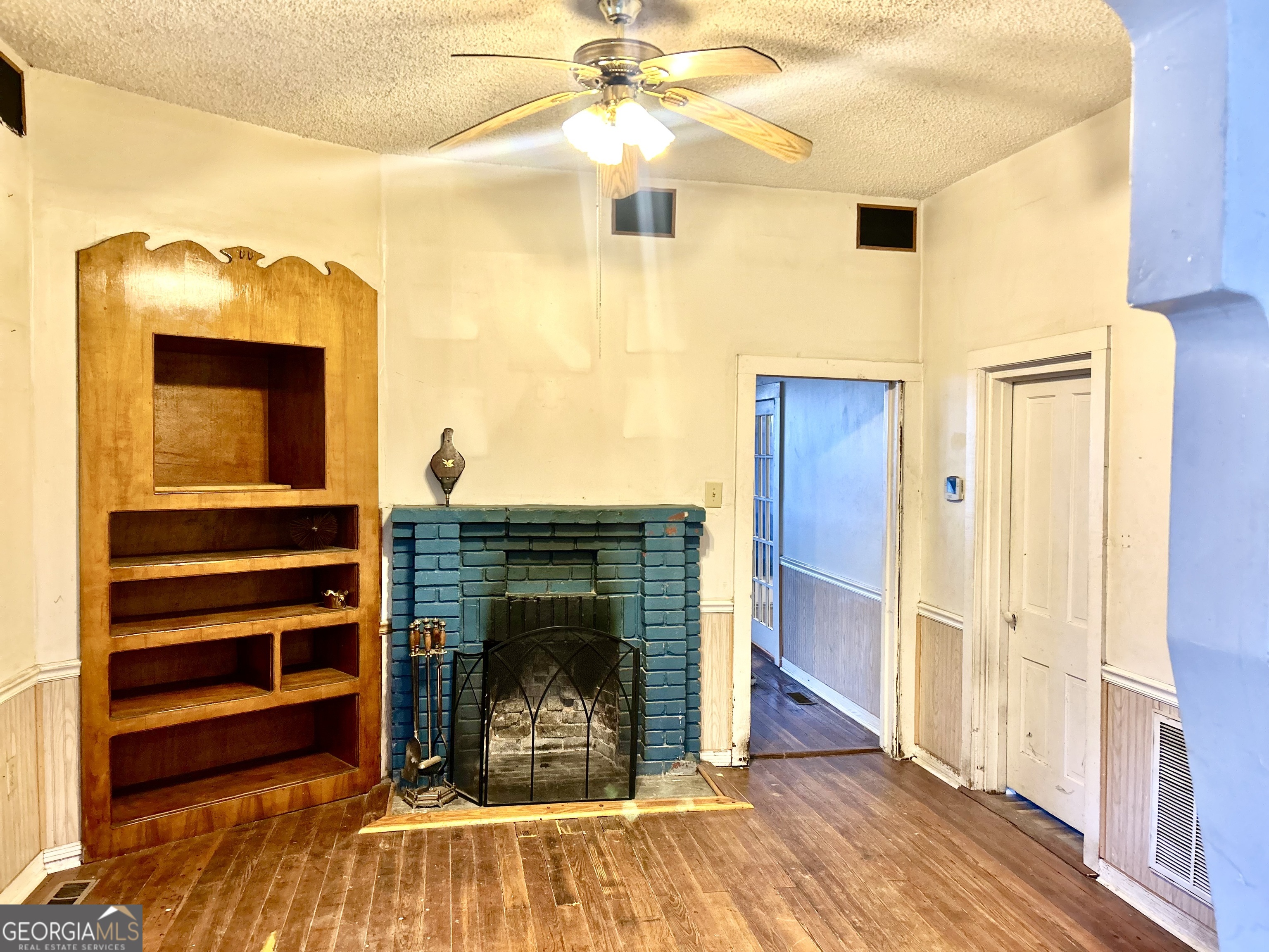 2123 Ellis Street Brunswick, GA 31520 - Photo 13 of 19 a view of a livingroom with a fireplace and a ceiling fan