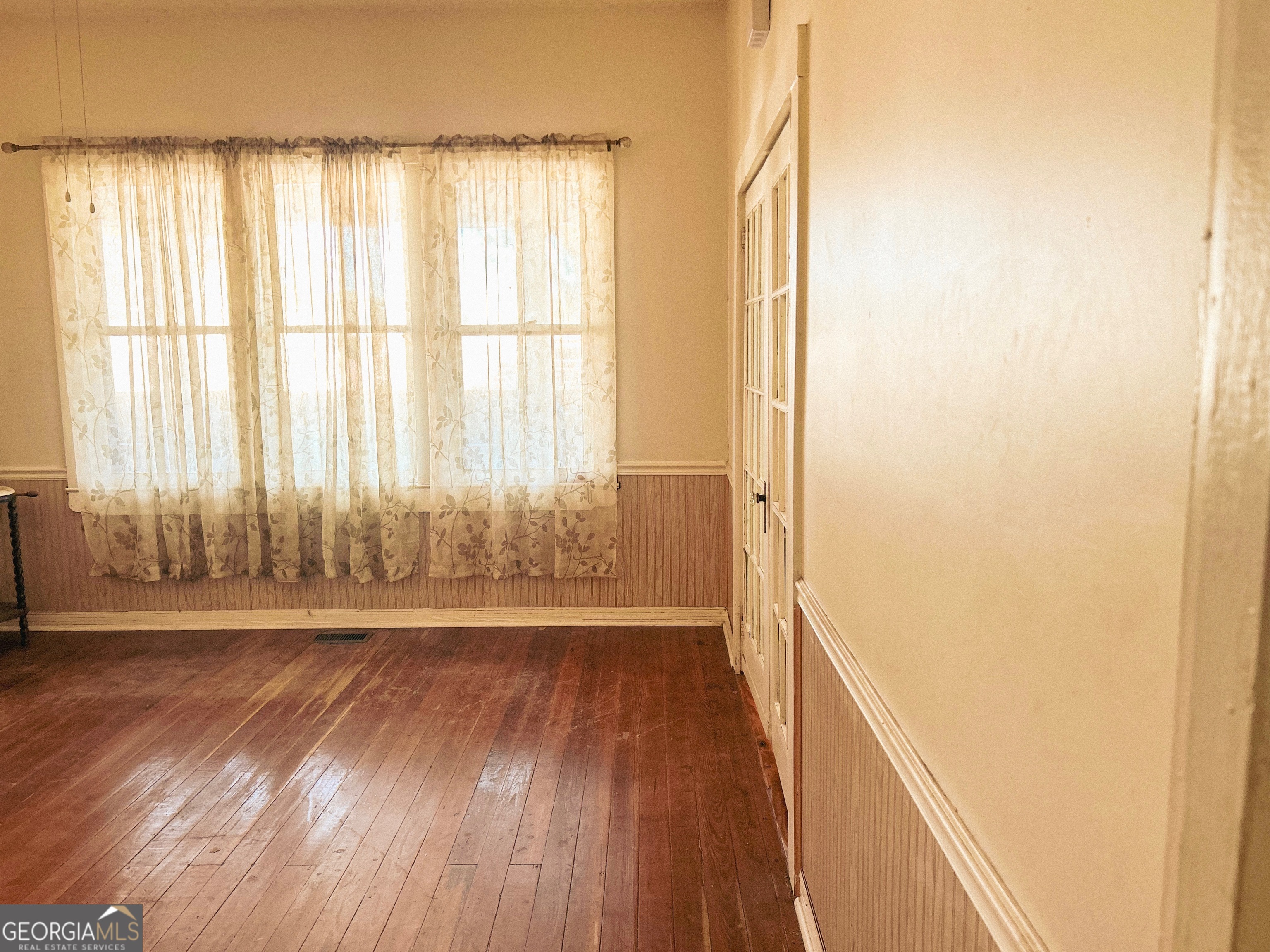 2123 Ellis Street Brunswick, GA 31520 - Photo 4 of 19 an empty room with wooden floor and windows