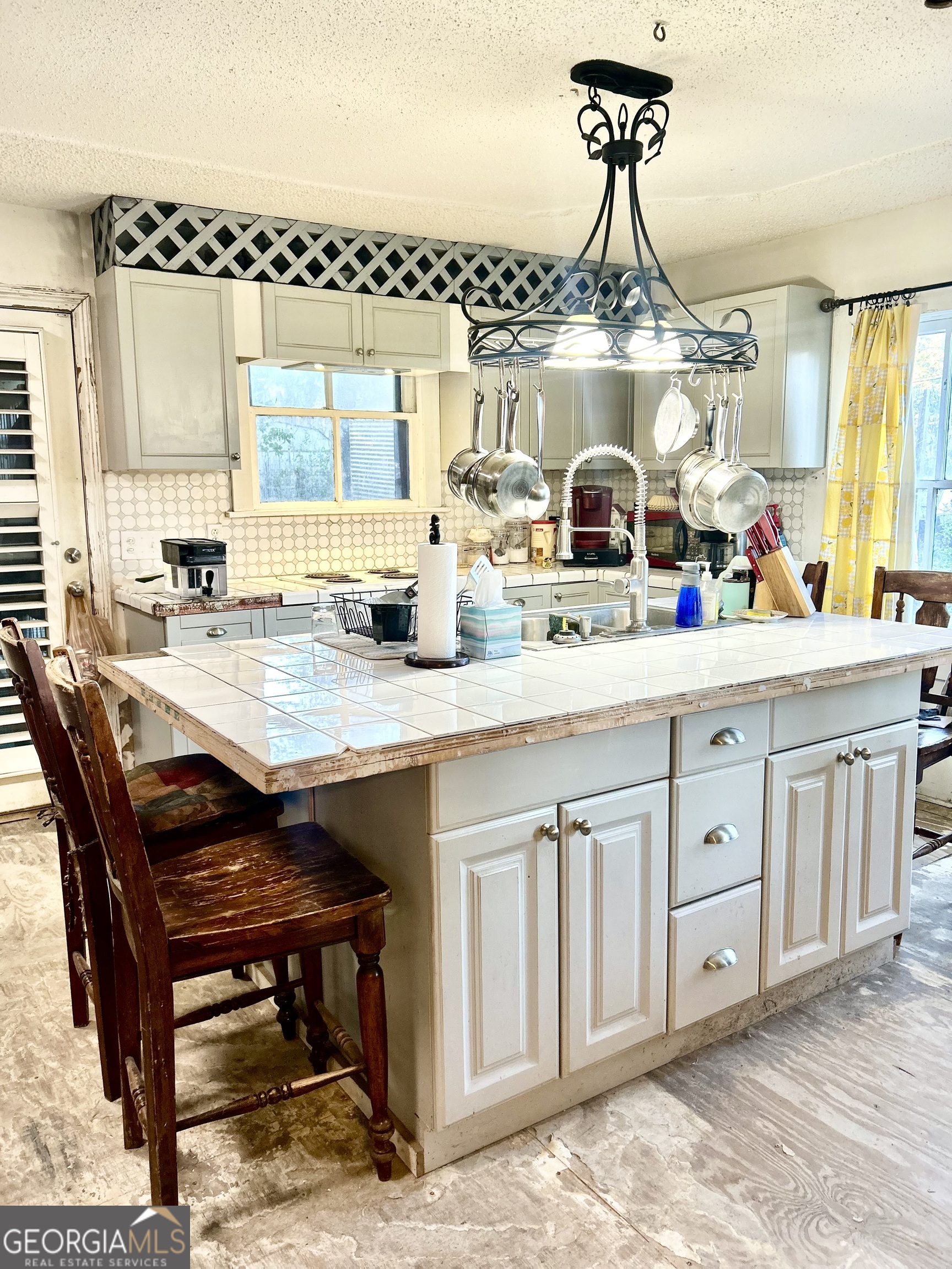 2123 Ellis Street Brunswick, GA 31520 - Photo 7 of 19 a kitchen with kitchen island granite countertop a table chairs and a wooden floor