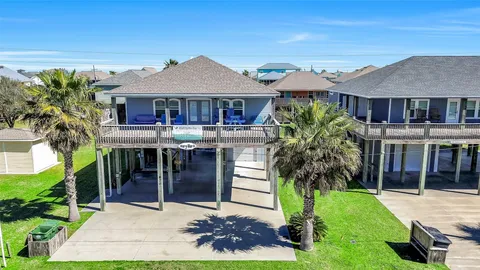 $499,500 | 870 Gulfview Drive, Crystal Beach, TX 77650