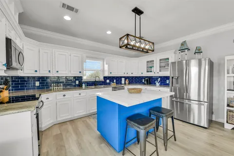 $499,500 | 870 Gulfview Drive, Crystal Beach, TX 77650