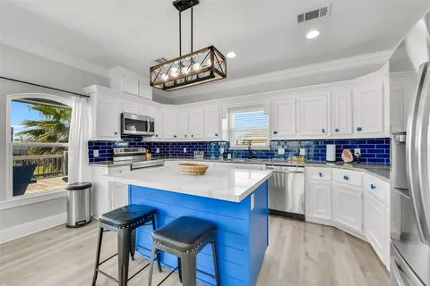 $499,500 | 870 Gulfview Drive, Crystal Beach, TX 77650