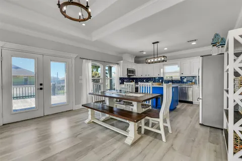 $499,500 | 870 Gulfview Drive, Crystal Beach, TX 77650