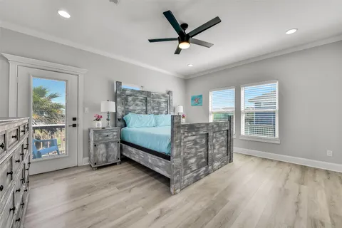 $499,500 | 870 Gulfview Drive, Crystal Beach, TX 77650