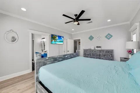 $499,500 | 870 Gulfview Drive, Crystal Beach, TX 77650