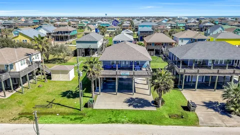 $499,500 | 870 Gulfview Drive, Crystal Beach, TX 77650