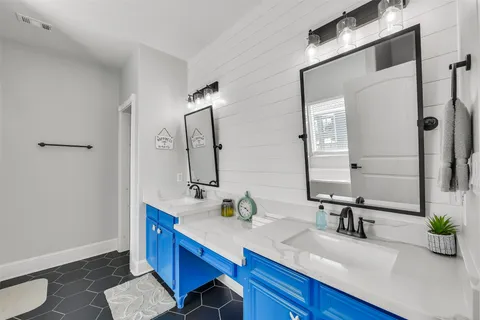 $499,500 | 870 Gulfview Drive, Crystal Beach, TX 77650